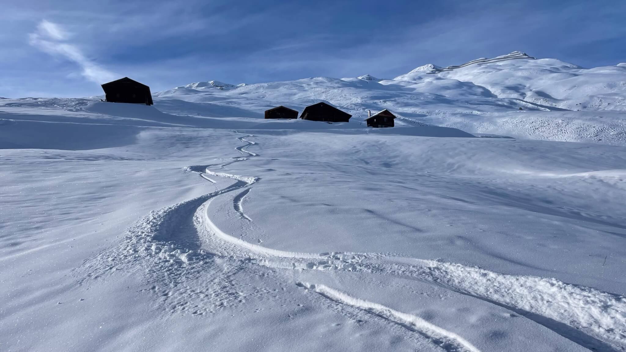 Skispur im Pulverschnee im Safiental